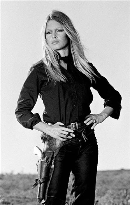 Terry O’Neill – Brigitte Bardot 1971 ,hands on hips 