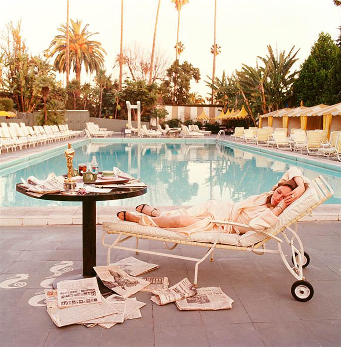 Faye Dunaway Oscar outtake(lying down)