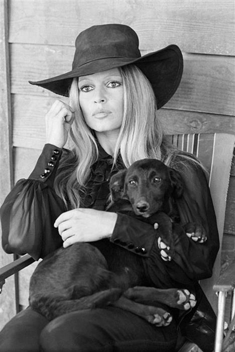 Brigitte  Bardot on the set of 'The Legend of the Frenchie King 'with dog 