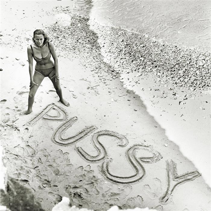 Honor Blackman 1964 publicity shot for James Bond film Goldfinger 