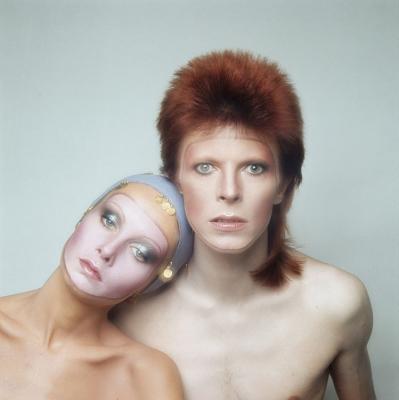 English model Twiggy poses with David Bowie for the cover of his ‘Pin Ups’ album, in Paris, 1973