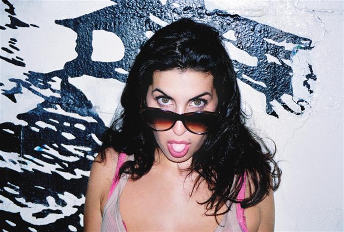 Amy Winehouse  blowing gum 
