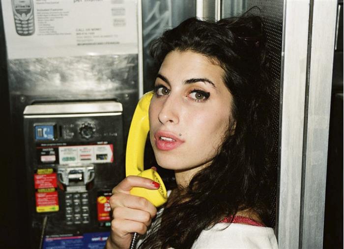 Amy Winehouse calls collect in New York