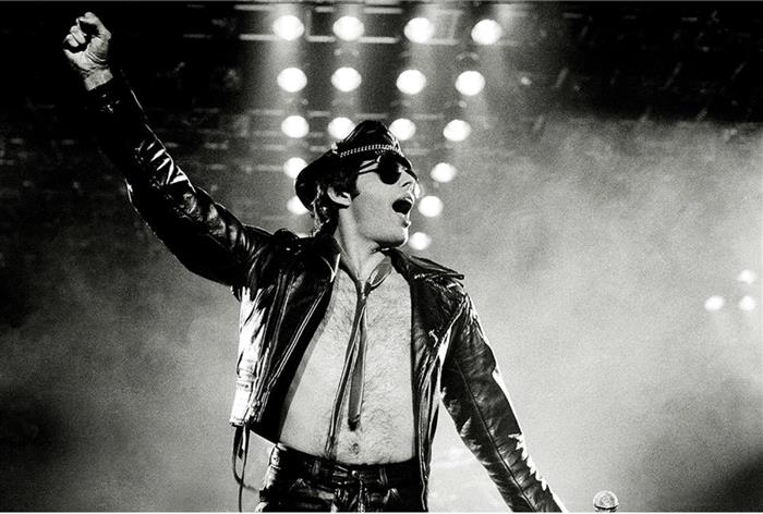 Freddie Mercury @ Manchester Apollo 1979 in full swing  by Kevin Cummins 